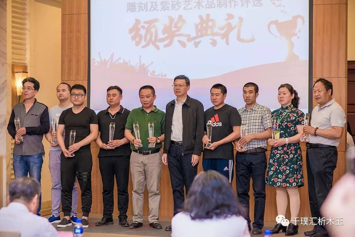 辽宁千璞滙珠宝集团旗下玉雕大师赵泽民,李旭共同完成的《秋江